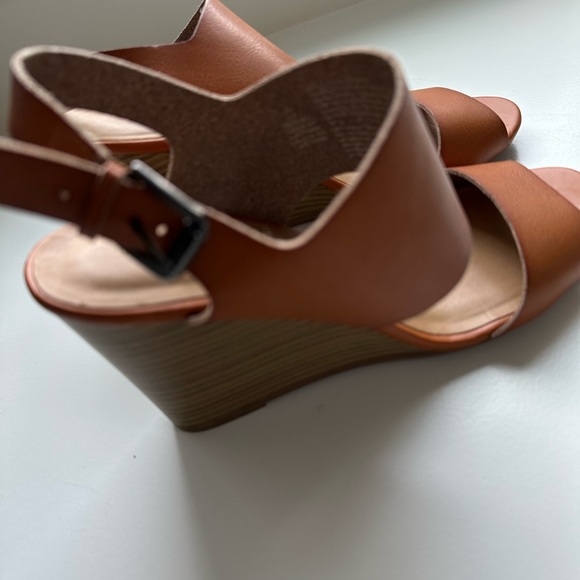 Old Navy brown wedge strappy sandals shoes. 10M - Picture 4 of 7